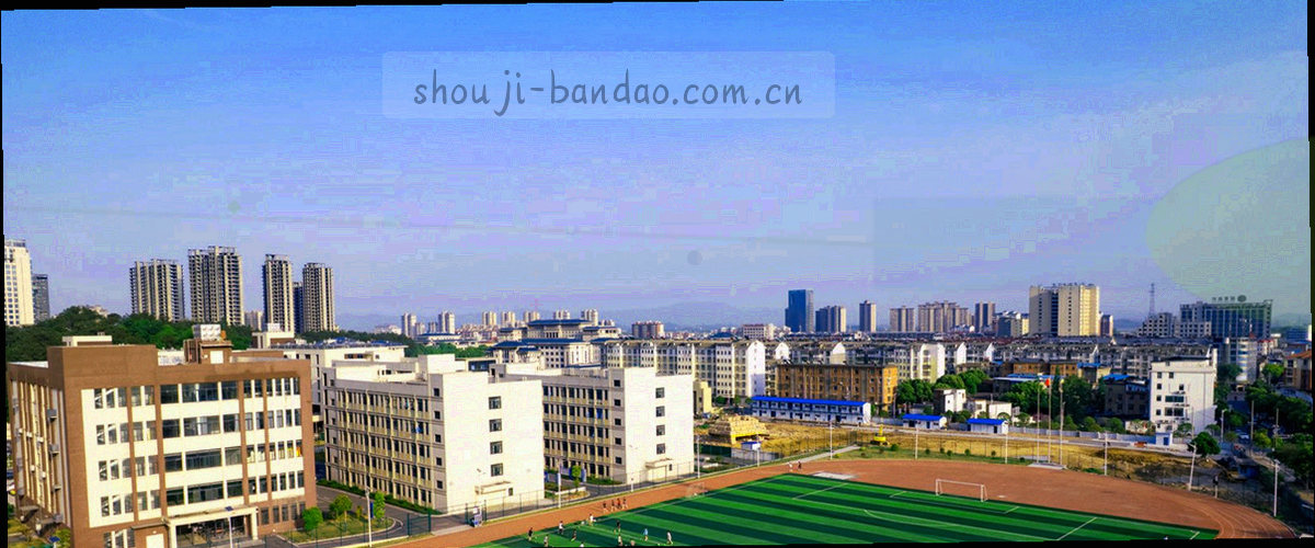 深夜球场灯光与数字轨迹的抽象合成，营造同好社群氛围